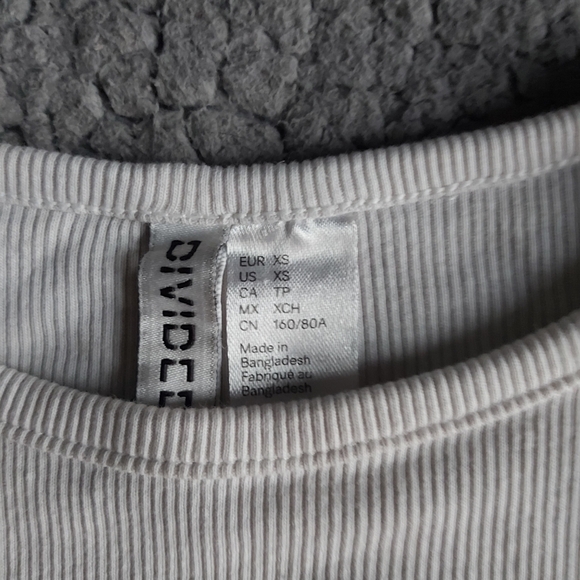 2 slightly crop tops - Picture 2 of 3